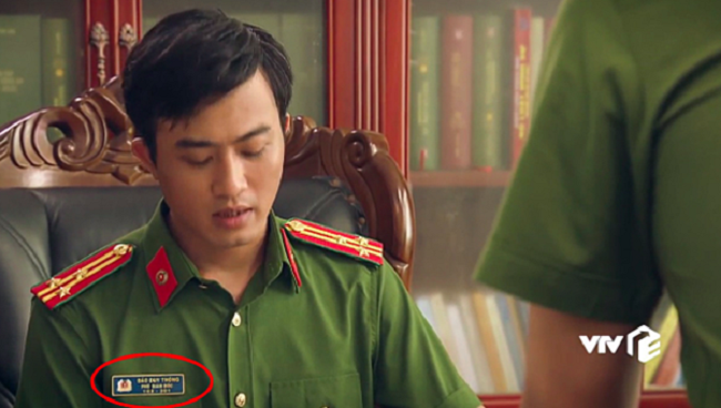 Trong phim Sinh tử, nhân vật Phó Giám đốc Công an tỉnh Việt Thanh ban đầu được giới thiệu tên bằng hình thức chạy chữ trên màn hình. Nhân vật này tên Phạm Duy Thông, do Doãn Quốc Đam thủ vai.