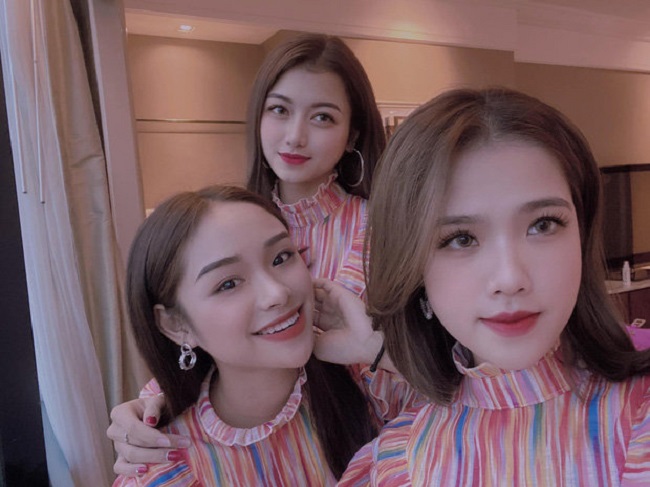 Bộ ba hot girl khoe ảnh ở một khách sạn hạng sang tại Thái Lan khi đến cổ vũ Quang Hải và U23 Việt Nam.