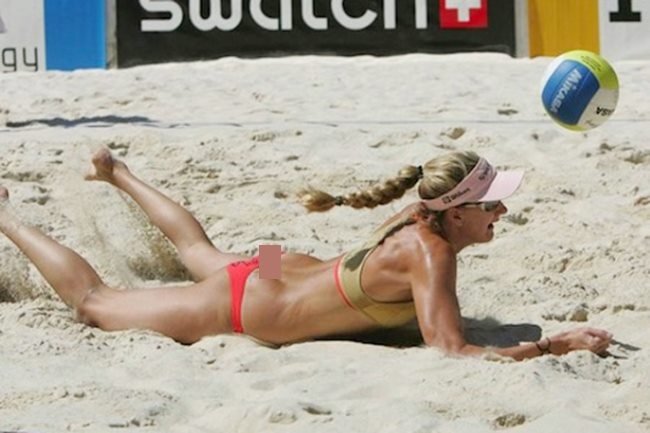 Trong một pha cứu bóng, “nữ hoàng” bóng chuyền bãi biển Kerri Walsh đã bị tuột quần.