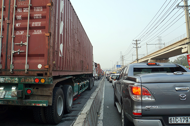 Đến trưa cùng ngày, dòng phương tiện vẫn xếp hàng dài trên đường.