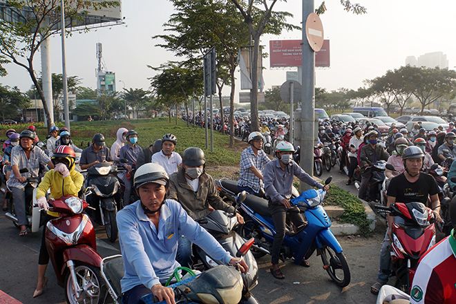 Nhiều người đi xe máy tìm đường thoát kẹt xe nhưng vẫn không thoát được. Nguyên nhân kẹt xe là do đang vào cao điểm Tết Canh Tý 2020, lượng xe tải nặng, xe conatainer vào cảng để lấy hàng và giao hàng gây áp lực lớn cho giao thông. Cộng thêm, thời điểm cuối năm người dân đổ ra đường để mua sắm Tết, đi làm… đã khiến tình hình giao thông cửa ngõ thêm quá tải.