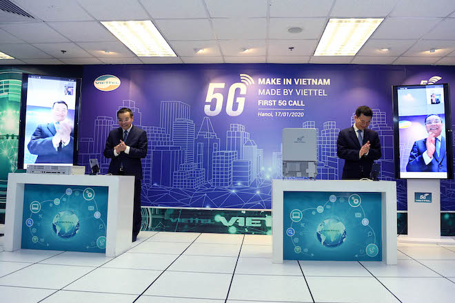 Bộ trưởng Nguyễn Mạnh Hùng và Bộ trưởng Chu Ngọc Anh&nbsp;đã thực hiện cuộc gọi&nbsp;video&nbsp;đầu tiên sử&nbsp;dụng kết nối 5G do Viettel phát triển từ A - Z.
