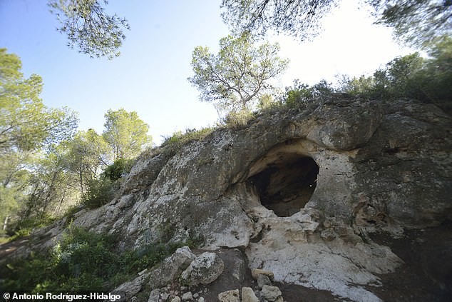 Hang động của loài người cổ Neanderthals nơi tìm thấy hiện vật - ảnh: Antonio Rodriguez-Hidalgo