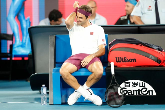 Federer cười tủm tỉm trên ghế