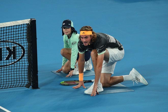 Tsitsipas giả làm cậu bé nhặt bóng