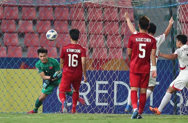 Tiến Dũng lại mắc sai lầm để U23 Triều Tiên gỡ hòa và cuối cùng U23 Việt Nam bị loại ở VCK U23 châu Á 2020Ảnh: Đức Anh