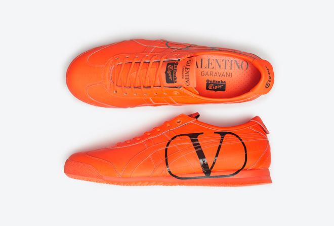 Logo của Valentino xuất hiện nổi bật trên đường kẻ sọc đặc trưng của giày Onitsuka Tiger
