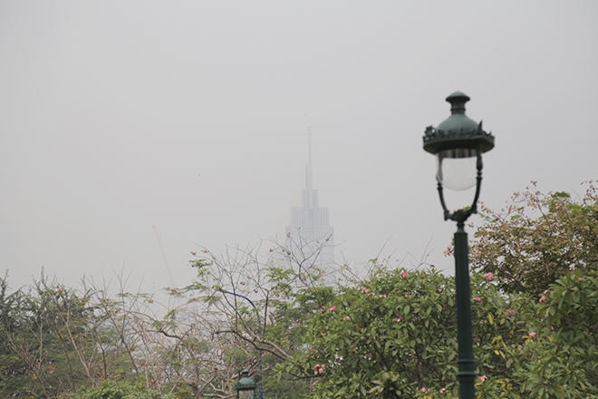 Tòa tháp cao nhất Việt Nam - Landmark 81 gần như mất hút trong lớp mù ô nhiễm