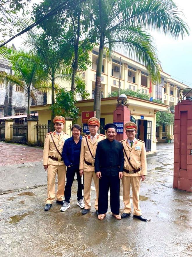 Nghệ sỹ Quang Tèo chia sẻ ảnh mặc trang phục của đồng bào H&#39;Mong chụp chung với các đồng chí cảnh sát giao gây xôn xao dư luận.