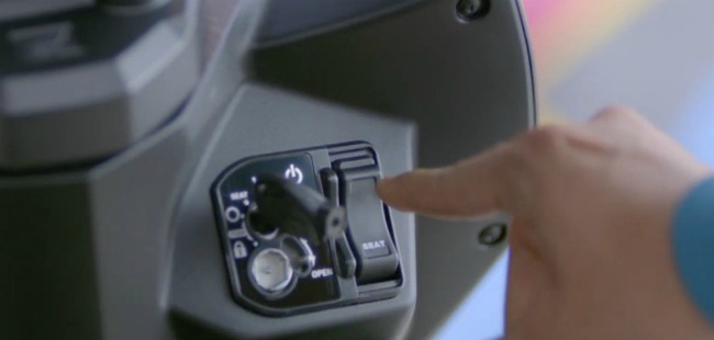 Chìa khóa xe với nút mở yên đặt ngay bên cạnh.