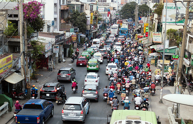 Trên đường Xô Viết Nghệ Tĩnh, dòng phương tiện nối dài từ cầu vượt thép Hàng Xanh đến khu vực cầu Bình Triệu. Các phương tiện “chôn chân” cả giờ đồng hồ cho quãng đường di chuyển hơn 1km.