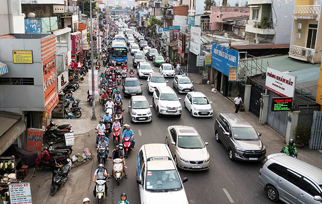 Ô tô, xe máy nhích từng chút một trên đường trong chiều 24 tháng Chạp.