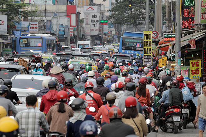 “Biển người” trên đường Xô Viết Nghệ Tĩnh hướng về bến xe miền Đông.