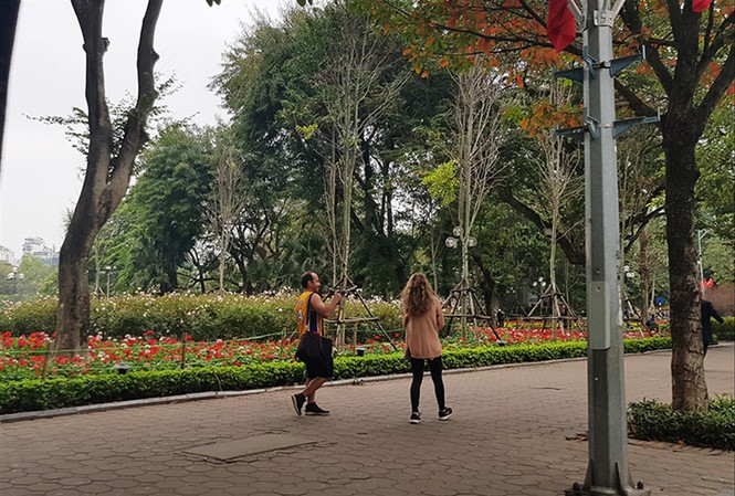 Đường đi bộ quanh hồ Hoàn Kiếm vẫn thiếu không khí Tết Ảnh: H.M