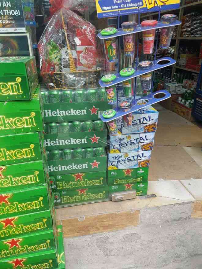 Trước đây, những thùng bia Heineken bán đắt hàng dịp Tết, thậm chí người mua còn phải tranh giành nhau, song năm nay được giảm giá vẫn ế