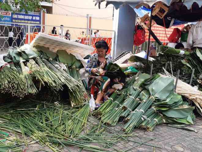 Thông thường, chợ lá dong Sài Gòn bắt đầu họp từ ngày ngày 20 tháng Chạp. Chợ sôi nổi nhất bắt đầu từ ngày 23 tháng Chạp trở đi. Tuy nhiên, đến thời điểm này, chợ lá dong tồn tại đến nửa thế kỷ ở Sài Gòn lại rơi vào cảnh đìu hiu, ế ẩm.