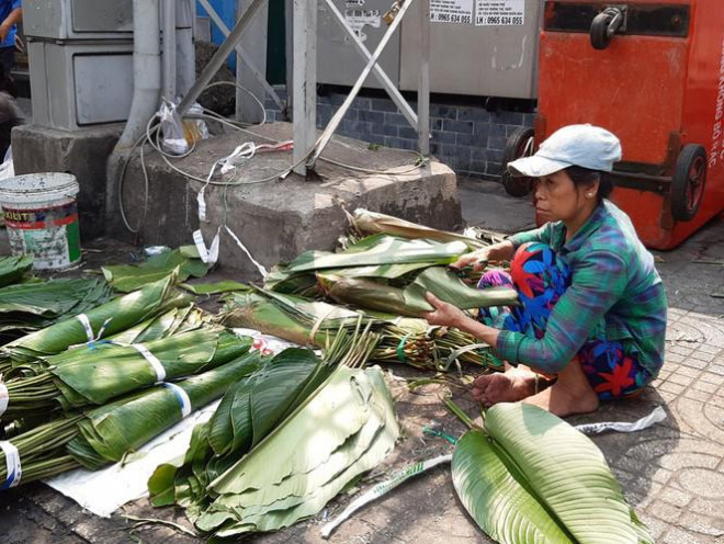 Chợ vắng cả người bán lẫn người mua. Bà Tâm (quê Đồng Nai) hơn 10 năm trong nghề thở dài: "Mọi năm thời điểm này xôm tụ lắm, người mua tấp nập, chúng tôi phải nhập hàng liên tục. Còn năm nay ế lắm, người bán giảm hẳn 50%, cả đoạn đường dài chỉ lác đác khoảng 20 gian hàng bán buôn".