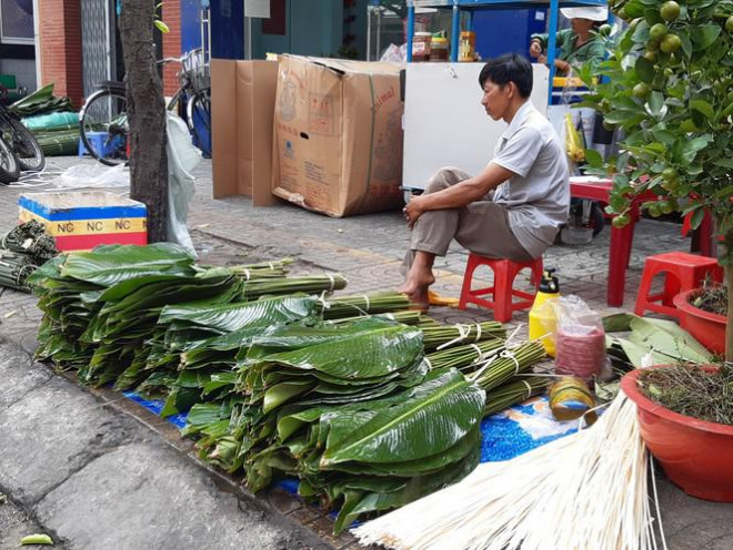 Lá dong năm nay cũng rẻ hơn, khoảng 30.000-90.000 đồng/bó 50 lá, tùy loại lớn nhỏ. Dẫu vậy, lá cũng không chạy hàng bao nhiêu, người bán rầu rĩ vì xuống hàng đã mấy ngày mà vẫn chưa bán được bao nhiêu.