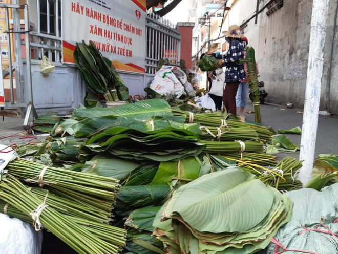 Chị Tâm (55 tuổi), bán lá dong trên đường Phạm Văn Hai (Q.Tân Bình) cho biết: "Trước tết chúng tôi đã nghe tin heo tăng giá nên cũng đoán định được sẽ có ít người gói bánh chưng, bánh tét hơn. Vì vậy đã giảm hơn 30% sản lượng lá bán so với năm ngoái. Tuy nhiên không ngờ lại ế ẩm đến vậy".