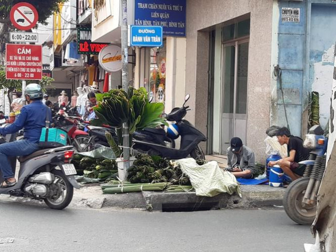 Do quá vắng khách, người bán ngồi chơi điện tử, tám chuyện cho hết ngày.