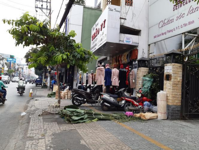 Cả một đoạn đường chuyên bán lá dong tấp nập là thế, mà nay vắng hoe.