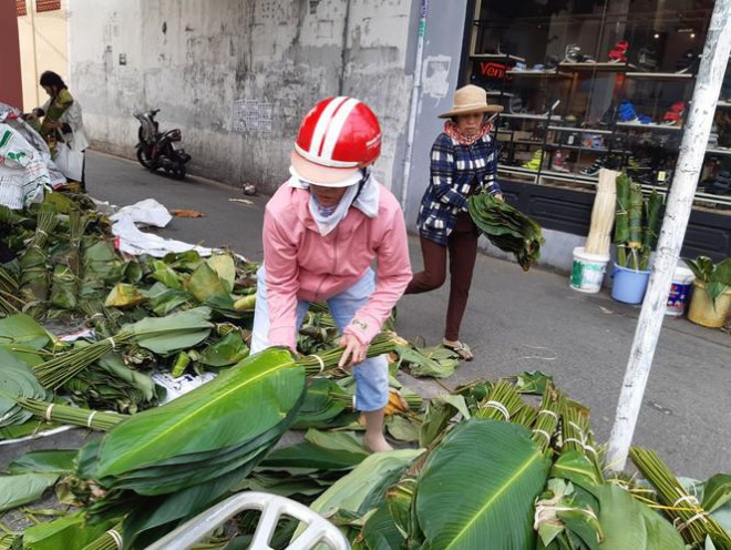 Cô Hoa (ngụ Q.3) đến chợ lựa lá về gói bánh cho biết: "Mọi năm tôi mua tới 500 lá về gói bánh tặng bạn bè và dùng trong gia đình. Tuy nhiên năm nay chỉ mua khoảng 100 lá gói 50 cái bánh (mỗi bánh dùng 2 lá), thịt heo đắt quá nên phải dè xẻn, tiết kiệm.