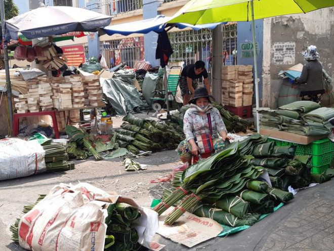 Ngoài lá dong, chợ còn có lá chuối, dây lạt, giá 30.000 đồng/bó.