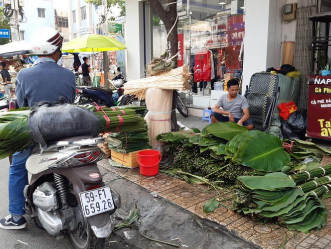 Một khách "sộp" mua vài bó lá dong trong ngày.