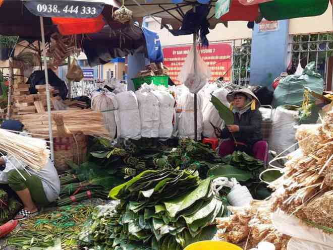 Tiểu thương bán lá dong ở Sài Gòn đa số đều bán lâu năm. Với họ, phiên chợ "mỗi năm một lần" này như ăn vào máu thịt rồi, dù cả năm làm nghề gì thì gần tết vẫn đem lá lên Sài Gòn bán. "Không bàn chuyện lời lỗ, còn sức khỏe để bán lá đã là niềm vui" - bà Thịnh (55 tuổi) bộc bạch.&nbsp;