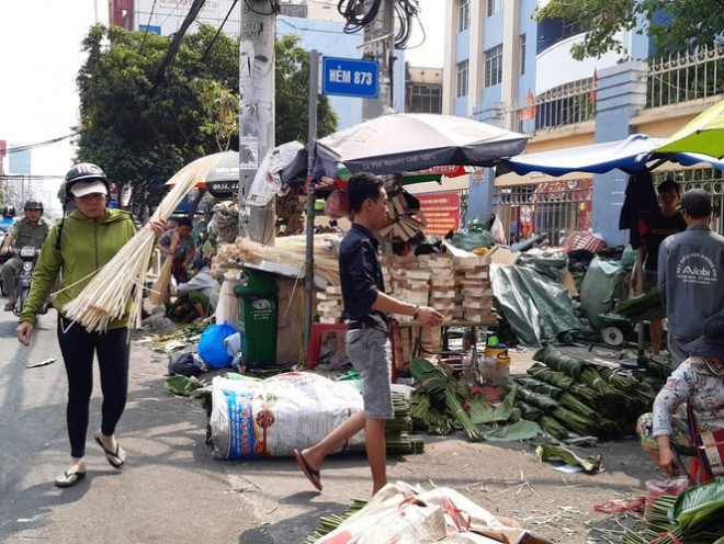 Ế hàng, vắng khách nhưng nhiều tiểu thương vẫn lạc quan, hy vọng qua&nbsp;24 tháng Chạp sẽ đông khách lên đôi chút.