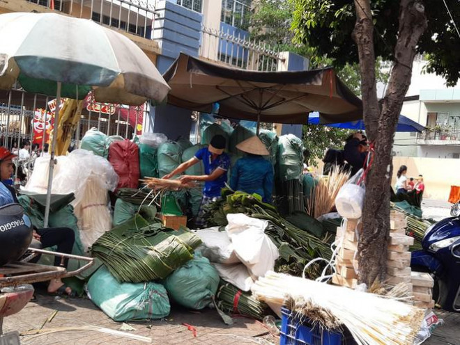 Một góc chợ lá trên đường Cách Mạng Tháng Tám (Q.Tân Bình), tiểu thương đã chuẩn bị sẵn hàng phục vụ khách mua.