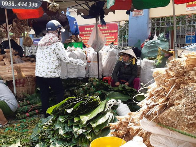 Họ vẫn chăm chút, tưới nước, cắt tỉa từng chiếc lá để sản phẩm thêm đẹp, bắt mắt.