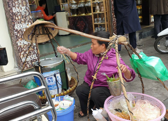 Bà Hằng và gánh hàng rong lưu động trên phố Cổ.