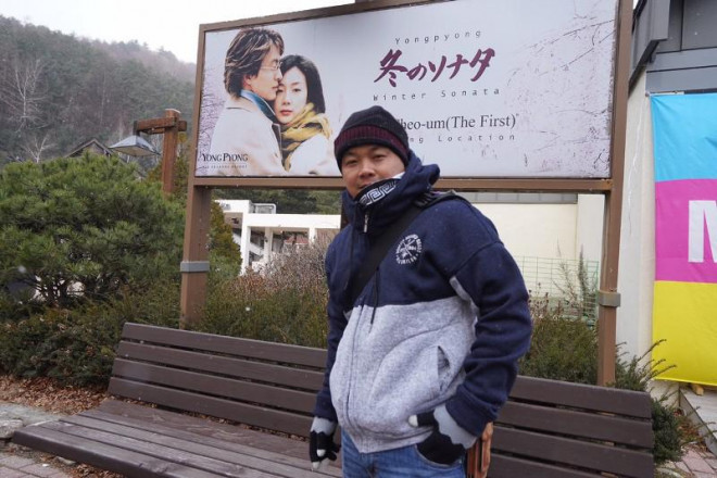 Du khách có thể chụp hình bên ngoài khu nghỉ dưỡng YongPyong với hình ảnh poster&nbsp;hai nhân vật chính phim Bản tình ca mùa đông còn lưu giữ&nbsp;tại đây.&nbsp;&nbsp;