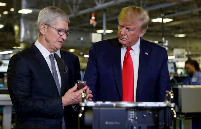 Tổng thống Trump (phải) và Tim Cook trong chuyến thăm nhà máy Mac Pro. Ảnh: Internet