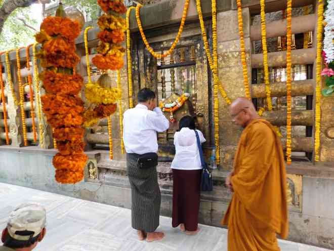 Thành tâm cầu nguyện, buông bỏ mọi muộn phiền tại Bồ Đề Đạo Tràng