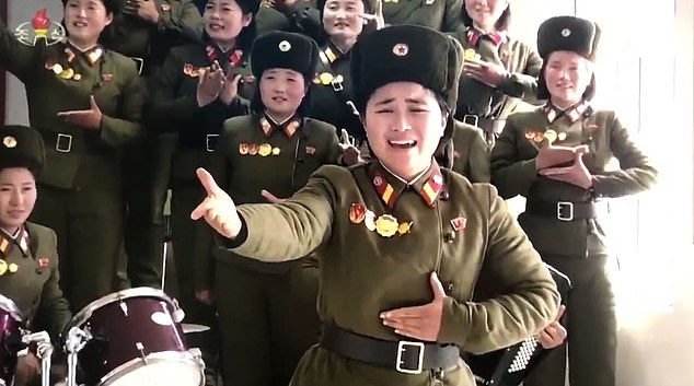 Các nữ quân nhân Triều Tiên say sưa biểu diễn