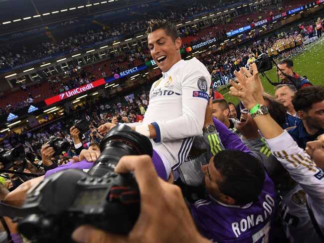 Theo Forbes, Ronaldo kiếm được 109 triệu đô la vào năm 2019 khiến anh trở thành ngôi sao thể thao được trả lương cao thứ hai trên thế giới sau Lionel Messi.