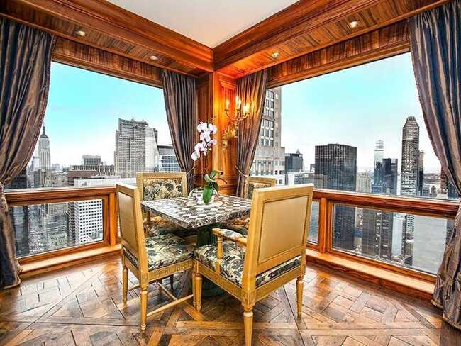 Vào năm 2015, Ronald đã chi 18,5 triệu đô la để mua một căn hộ trong Tòa tháp Trump.
