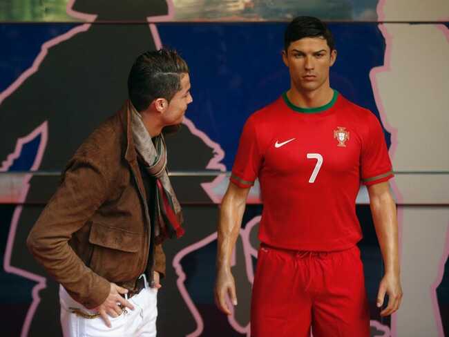 Ronaldo trả một số tiền không nhỏ cho các nhà tạo mẫu tóc để đảm bảo tóc thật ngoài đời&nbsp;của mình&nbsp;giống đến từng milimet so với kiểu tóc trong tượng sáp.