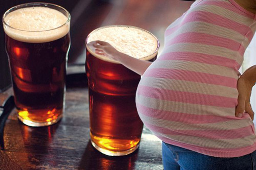 Khi một phụ nữ mang thai uống rượu, bia, một phần rượu sẽ dễ dàng đi qua nhau thai và vào cơ thể thai nhi