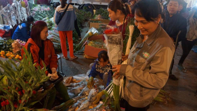 Đến chợ Lũng đêm, người dân mong muốn sẽ mang may mắn, tươi vui tới gia đình