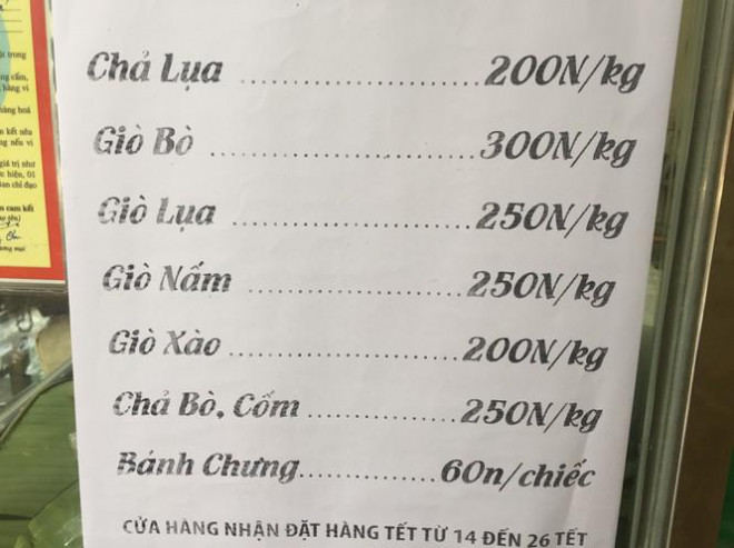 Giá giò lụa 250.000 đồng/kg niêm yết tại một cửa hàng ở chợ Thanh Hà