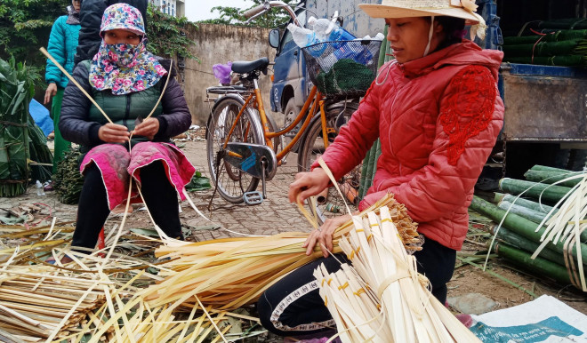 Nghề chẻ lạt giang tuy không vất vả nhưng đòi hỏi sự khéo léo, không phải ai cũng làm được