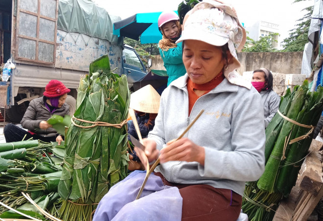 Đây là những người phụ nữ thường ngày chẻ các thanh nan để phục vụ nghề đan lát tại làng nghề ở địa phương. Nghề này cũng là nguồn thu nhập chính của nhiều người