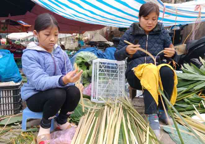 Nhiều em nhỏ cũng tranh thủ được nghỉ Tết ra chợ phục vụ mẹ