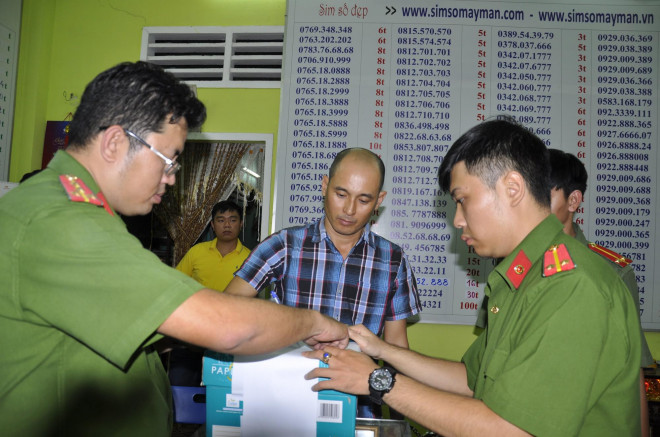 Chung Hoàng Chương lúc bị kiểm tra hồ sơ tại nơi làm việc