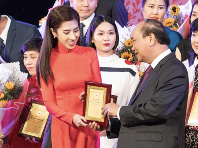 Hoa hậu vừa được Thủ tướng Nguyễn Xuân Phúc vinh danh là ai?