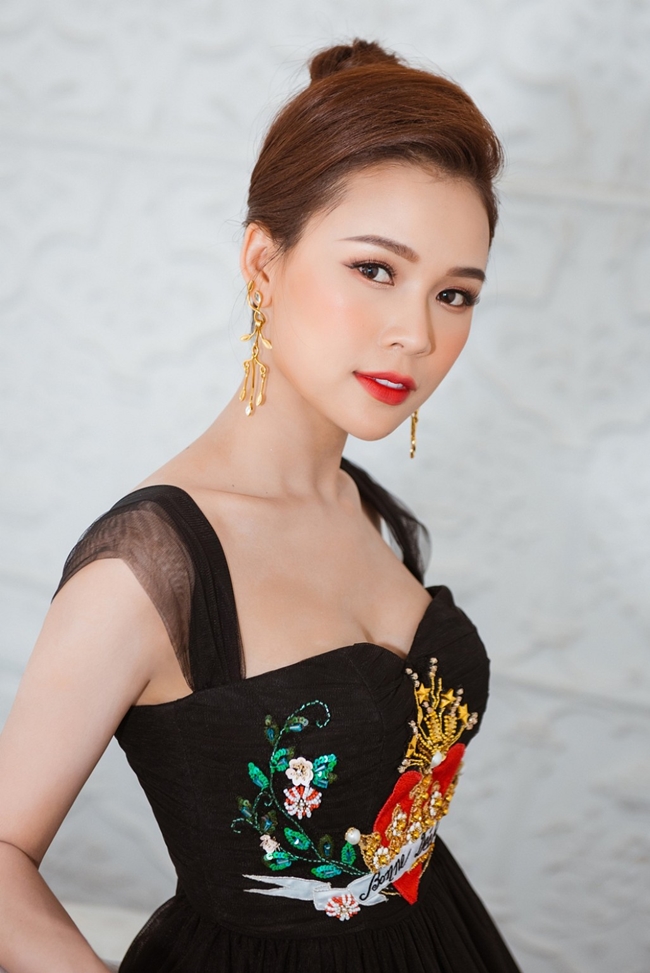 Sam là một trong những hot girl đời đầu của giới trẻ Việt. Cô dần lấn sân qua lĩnh vực diễn xuất và dẫn chương trình, việc phủ sóng trong game show truyền hình cũng giúp người đẹp sinh năm 1990 trở thành gương mặt quen thuộc với khán giả Việt.
