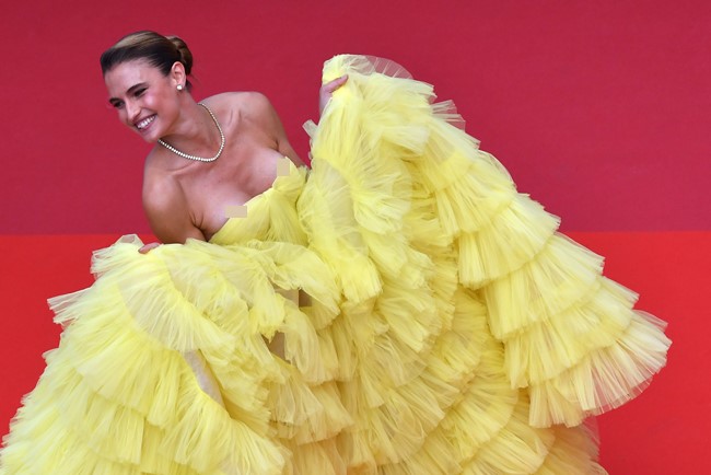 Trước đó, người mẫu người Brazil - Fernanda Liz cũng lộ vòng một trên thảm đỏ vì váy quây.